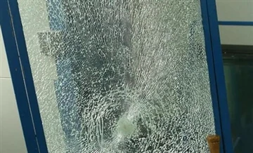 Quel est le matériau du film antidéflagrant en verre et comment l'utiliser
